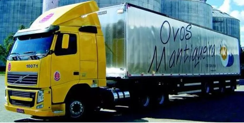 A foto mostra a carreta da empresa Ovos Mantiqueira