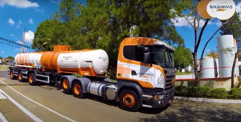 A foto mostra o caminhão e carreta da empresa Bauminas Log