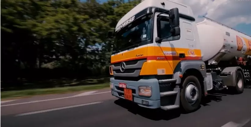 A foro mostra a carreta da Transportadora Veronese na rodovia transportando combustível da Shell
