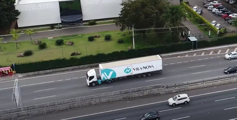 Foto mostra a carreta do Atacado Vila Nova trafegando na rodovia