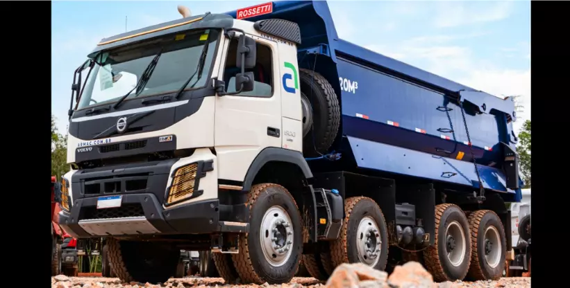 A foto mostra um caminhão Volvo FMX 500 8x4 da empresa ARMAC