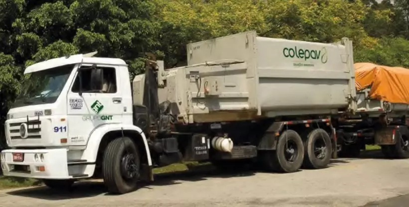 A foto mostra o caminhão da empresa Colepav