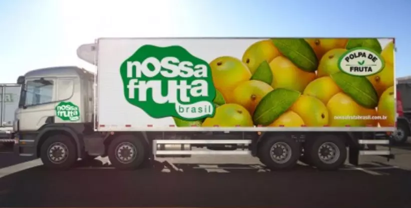 A foto mostra o caminhão da empresa Nossa Fruta Brasil