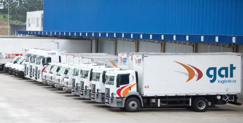 A foto mostra a frota de caminhões da empresa GAT Logística