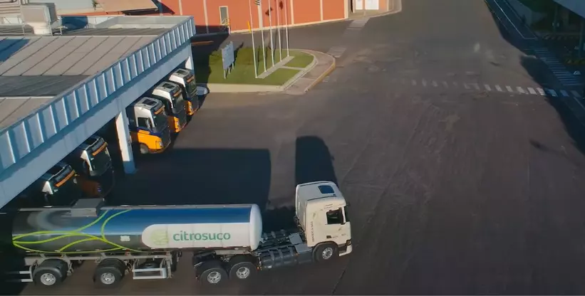 A foto mostra a frota de caminhões da Citrosuco