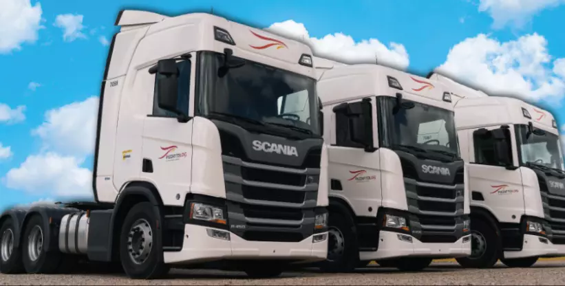 A foto mostra a frota de caminhões Scania da empresa Pizzattolog