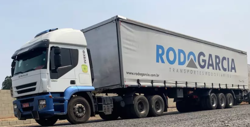 Foto mostra a carreta de 3 eixos atrelada a um cavalo mecânico da empresa Rodogarcia