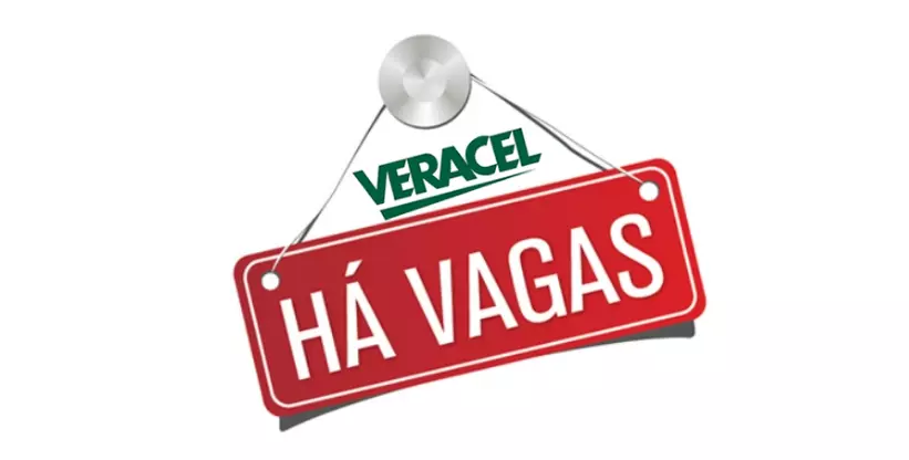 A imagem mostra uma placa de Há Vagas com a Logo da Veracel