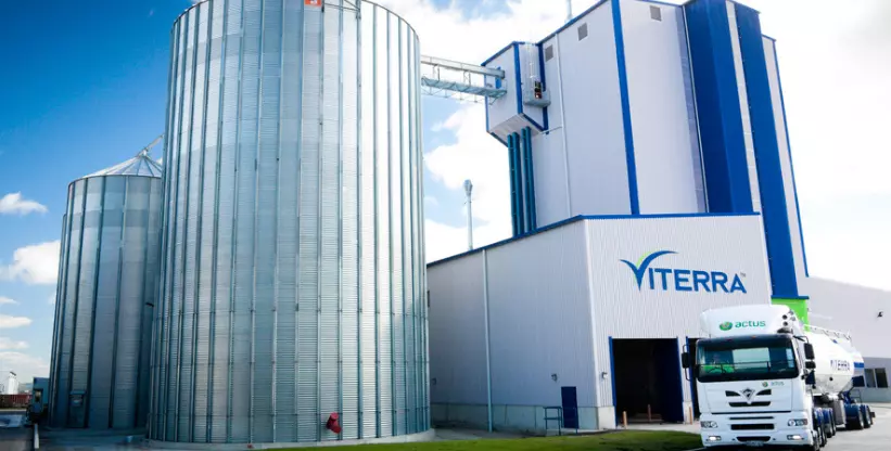 A foto mostra a usina da Viterra e um carreta da empresa na frente