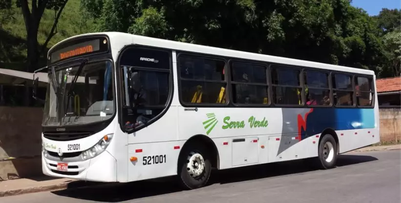 A foto mostra o ônibus urbano da empresa Serra Verde