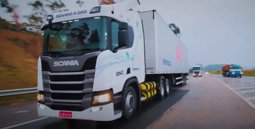 A foto mostra a carreta na Pepsico na rodovia