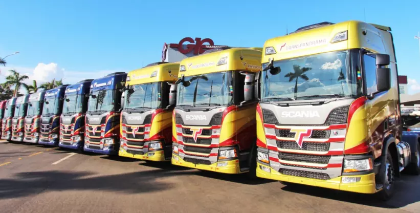 A foto mostra a Frota de caminhões Scania da empresa Transpanorama