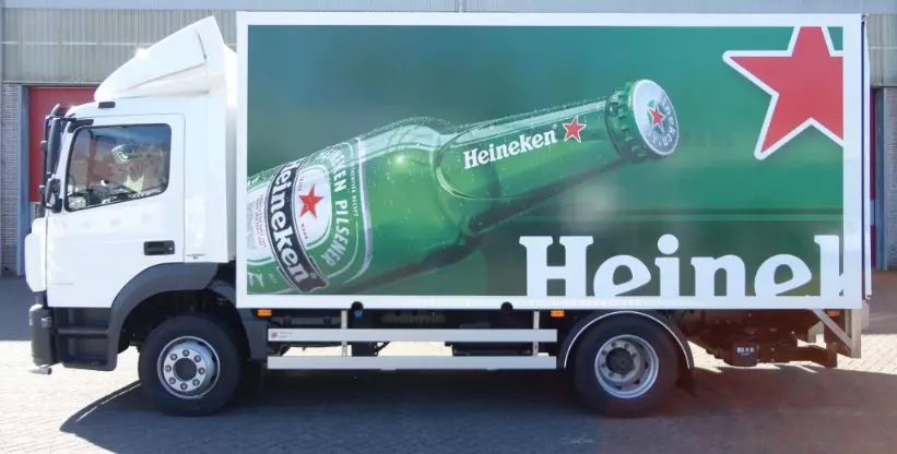 A foto mostra um caminhão baú da Heineken