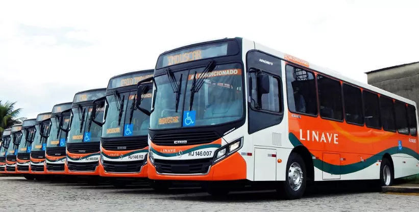 A imagem mostra a frota de ônibus da empresa Linave Transportes