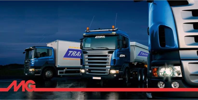 A foto mostra a frota de caminhões da empresa de transporte rodoviário TransMG