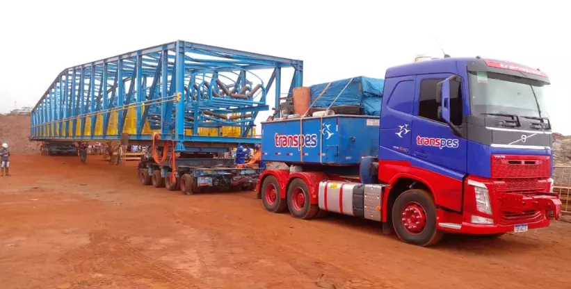 A foto mostra um cavalo mecânico da empresa Transpes