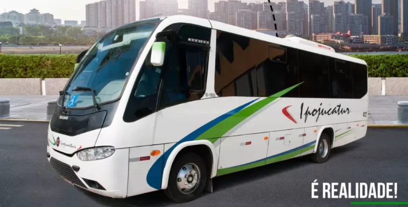A foto mostra um micro-ônibus da empresa Ipojucatur