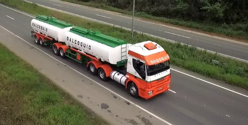 A foto mostra a Carreta bitrem 7 eixos da empresa Dalçoquio