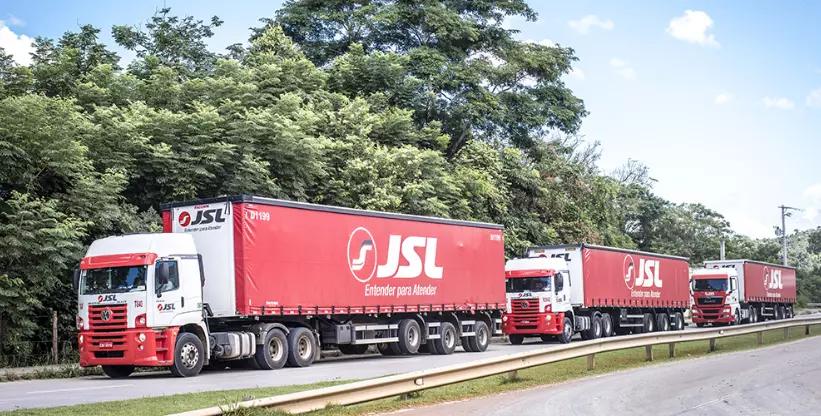 A foto mostra 3 das carretas da empresa JSL