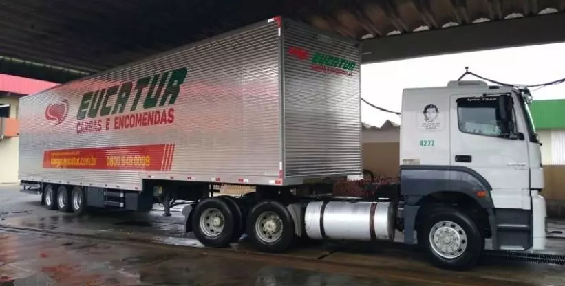 A foto mostra a carreta da empresa EUCATUR Cargas e Encomendas