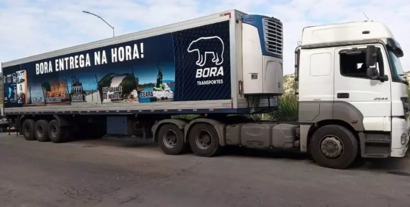 A foto mostra uma carreta da empresa Bora Transportes