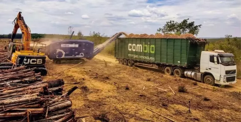 A foto mostra uma carreta da Combio Energias Renováveis no transporte de Biomassa