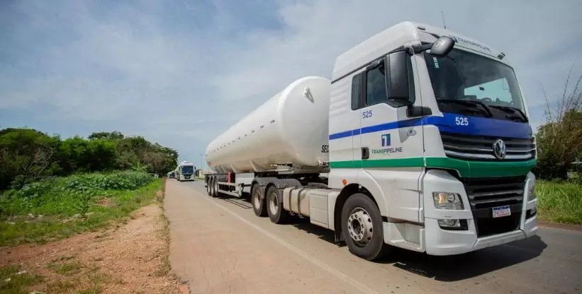 A foto mostra a carreta da empresa Transpipeline fazendo transporte de GNL