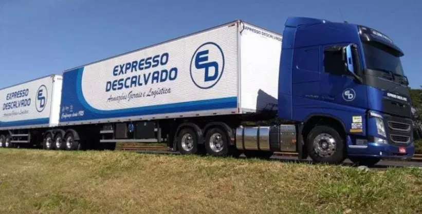 A foto mostra uma carreta bitrem 9 eixos da empresa Expresso Descalvado