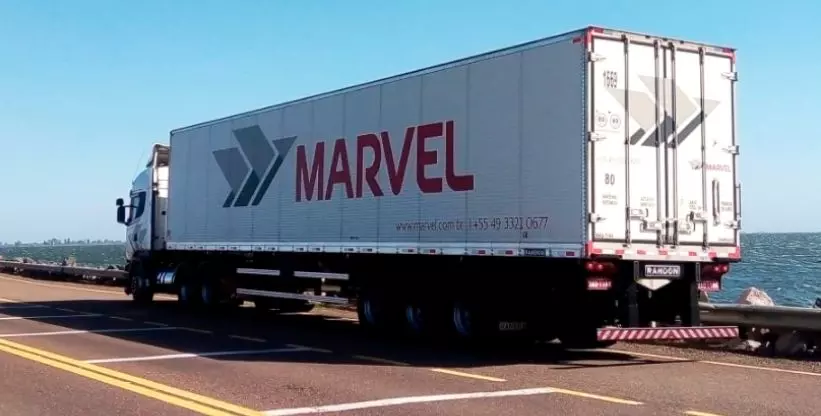 A foto mostra uma carreta da empresa Transportadora Marvel
