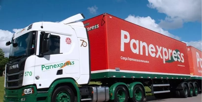 A foto mostra um cavalo mecânico acoplado no implemento bitrem 9 eixos da empresa Transpanex