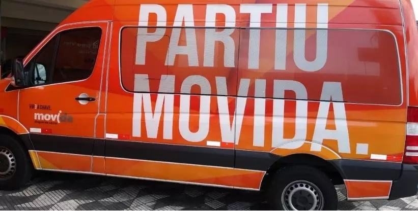 A foto mostra um van da empresa movida