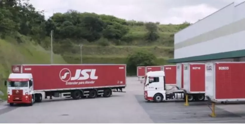 A foto mostra as carretas da empresa JSL
