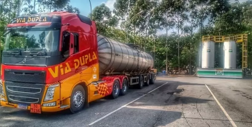 A foto mostra uma carreta da empresa Via Dupla Transportes