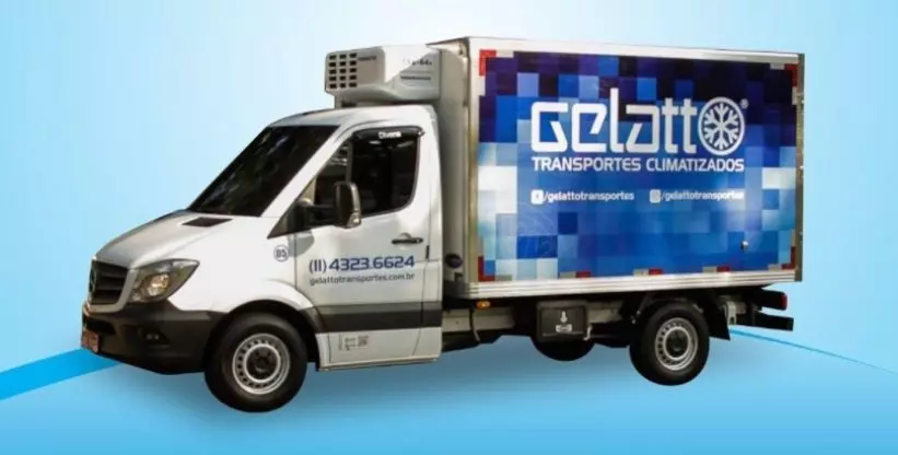 A foto mostra um caminhão da Gelatto Transportes Climatizados