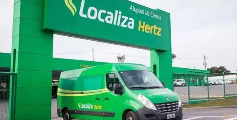 A foto mostra uma van da empresa Localiza 