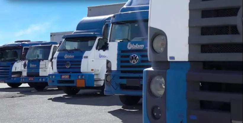 A foto mostra frota de caminhões da empresa BBM Logística