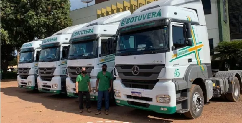 A foto mostra caminhões do Grupo Botuverá