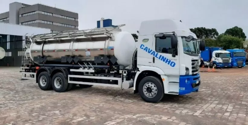 A foto mostra um caminhão da empresa Transportes Cavalinho