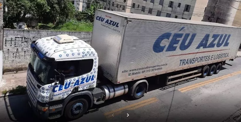 A foto mostra uma carreta da empresa Céu Azul Transportes