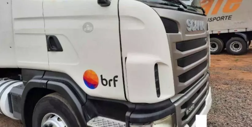 A foto mostra um caminhão da empresa BRF