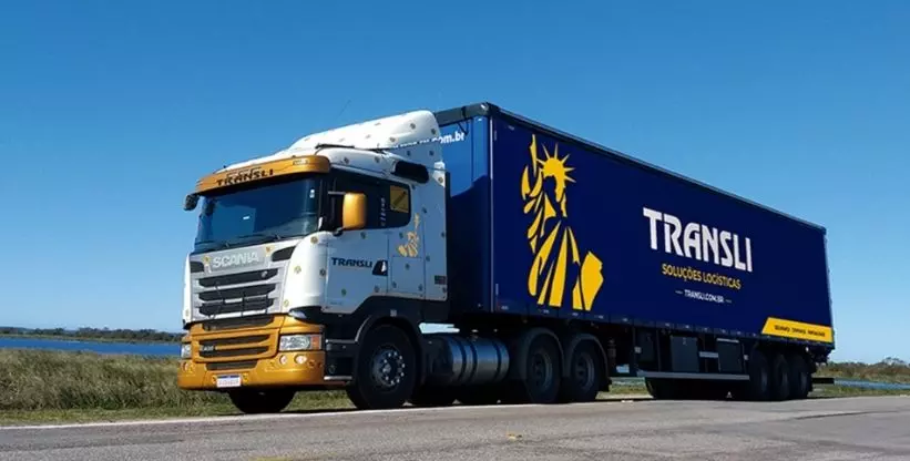 A foto mostra uma carreta da empresa Transli Soluções Logísticas