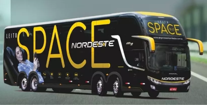 A foto mostra um ônibus da empresa Expresso Nordeste