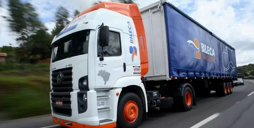 A foto mostra uma carreta da empresa Bileca Transportes