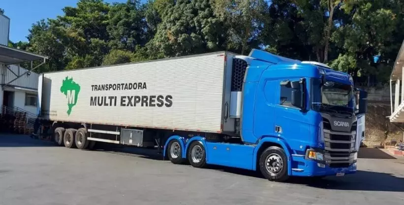 A foto mostra uma carreta da Transportadora Multi Express