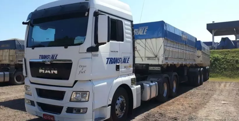 A foto mostra uma carreta da empresa Transvale