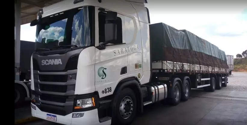 A foto mostra uma carreta da empresa Saratoga Transportes