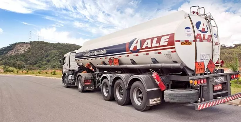 A foto mostra uma carreta da rede de combustíveis Ale