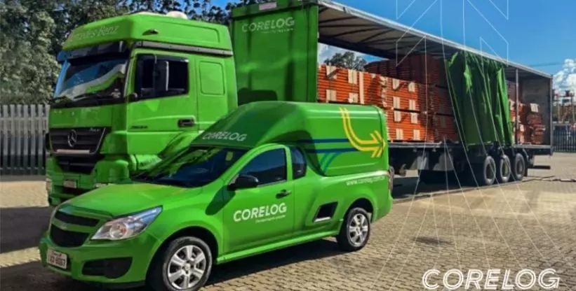 A foto mostra um carreta e uma caminhonete da empresa Corelog Logística