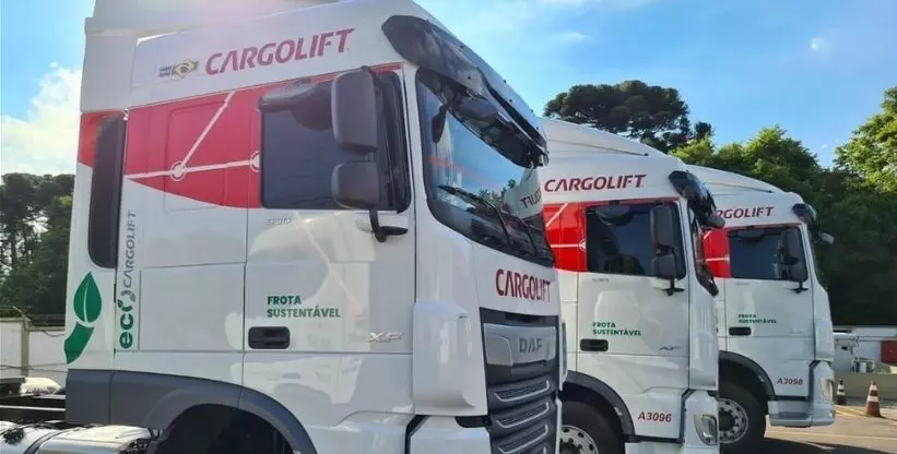 A foto mostra parte da frota da empresa Cargolift