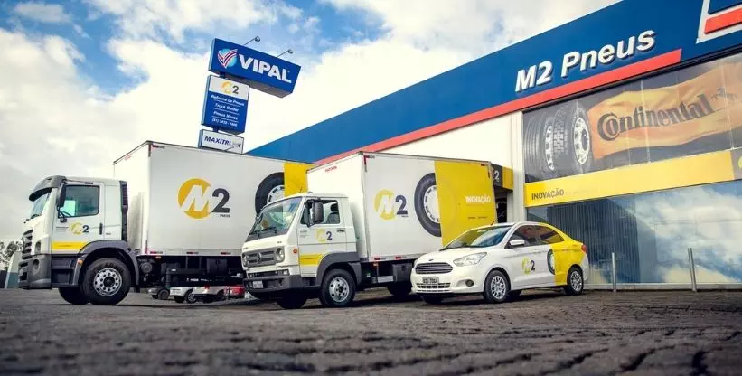 A foto mostra os Caminhões da empresa M2 Pneus
